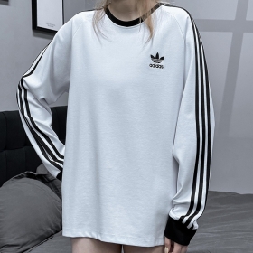 Свитшот в белом цвете Adidas с черными полосками и округлым вырезом