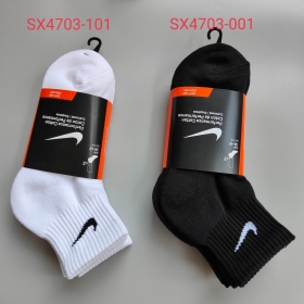 Белые и черные носки Nike средние по высоте