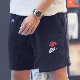 Модные от бренды Nike шорты выполнены в черном цвете