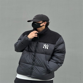 Модная куртка выполнена в черном цвете MLB свободного кроя