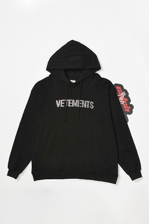 Чёрное с логотипом со стразами худи Vetements объёмного фасона