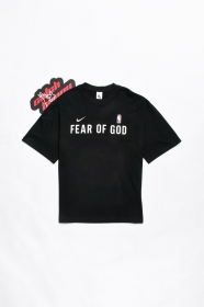 От бренда Nike чёрного-цвета футболка с надписью "Fear of God"