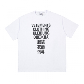 С надписями на разных языках белая футболка от бренда VETEMENTS WEAR