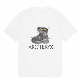 Белая футболка Arcteryx с принтом на груди и логотипом