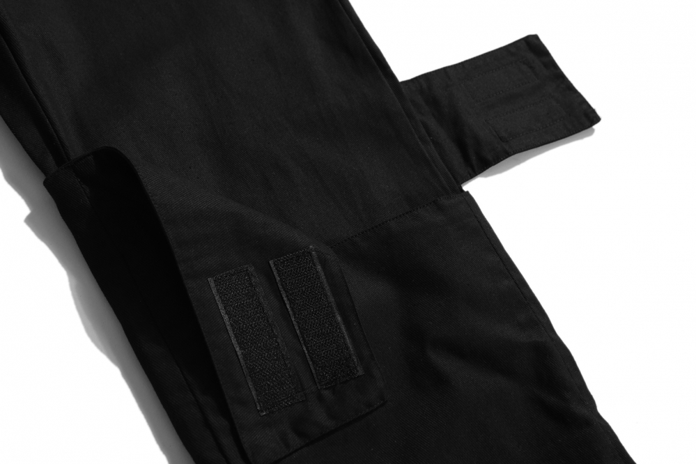 Чёрные штаны Made Extreme с потайной молнией, накладки на штанинах.