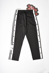 Adidas чёрные прямого кроя штаны с лампасами и кнопками по бокам