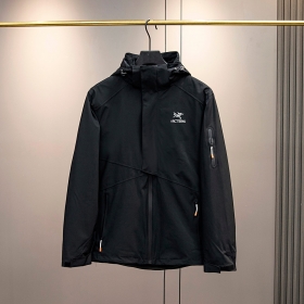 Чёрная куртка Arcteryx 2 в 1 с флисовой олимпийкой в комплекте