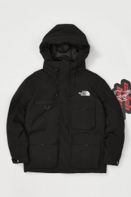 От бренда The North Face чёрная зимняя парка с объёмным капюшоном