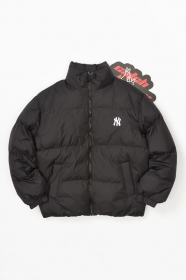 Куртка NY MLB чёрная с принтом бренда на спине и высоким воротником 
