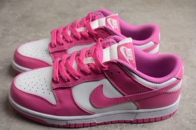 Ярко розовые кроссовки фирмы Nike, модель SB Dunk Low.