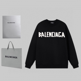 С фирменным логотипом спереди и сзади Balenciaga чёрный свитшот