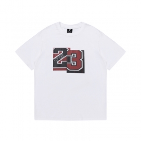 Белая хлопковая футболка от бренда Jordan с большим принтом лого