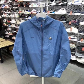 Синяя ветровка с карманами на молнии и логотипом Adidas