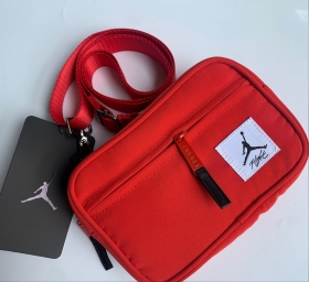 Барсетка от бренда Jordan красная выполнена из полиэстера