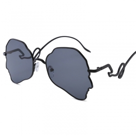 Солнцезащитные очки с необычными линзами та изогнутой оправой