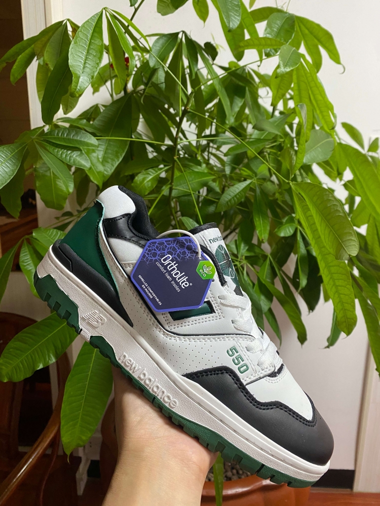 Чёрно-белые кроссовки New Balance 550 с зелеными вставками оптом