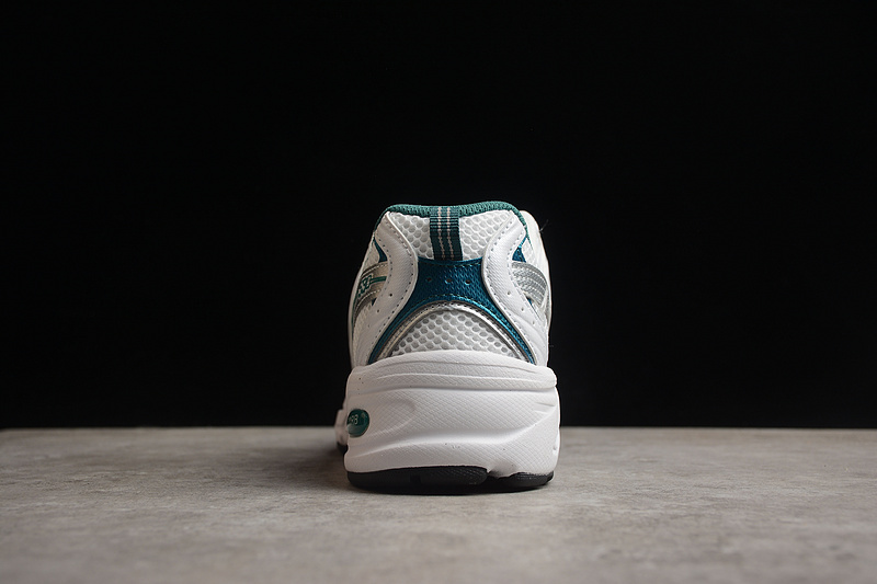 Белые кроссовки New Balance с зелёными элементами модель 530