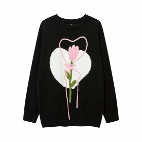 Удлиненный черный свитер бренда YL BOILING с принтом "Цветок в сердце"