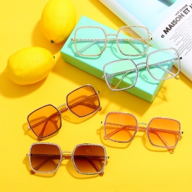 Солнцезащитные очки с обводкой из страз и цветными линзами