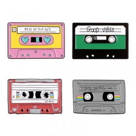 Разных цветов пины в виде винтажных кассет для музыки