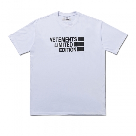 Повседневная футболка с принтом от VETEMENTS WEAR белого цвета