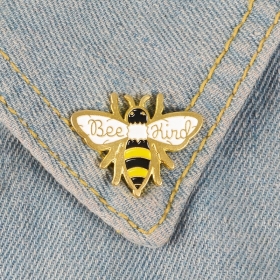 Пин-брошь с изображением пчелы с призывом быть умным