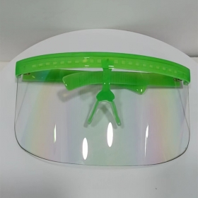 Спортивная маска с зелёной круговой оправой и цельной прозрачной линзой