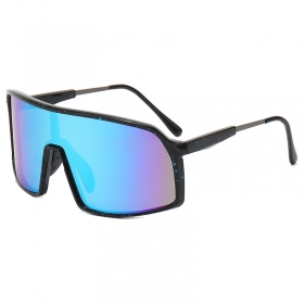 Чёрные спортивные солнцезащитные очки с цветной линзой