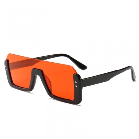 Солнцезащитные очки с чёрной оправой и разными цветными линзами