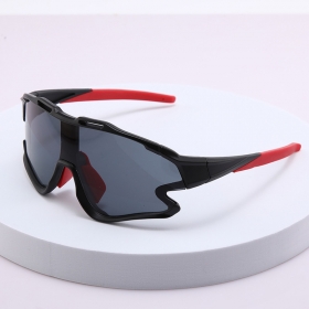 Черно-красные спортивные очки с затемнёнными линзами