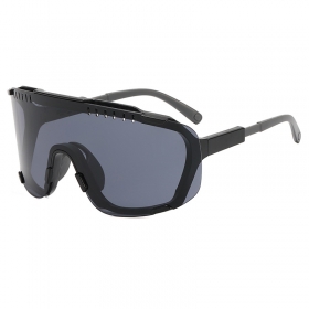 Чёрные спортивные очки с затемненными линзами и усиленной оправой