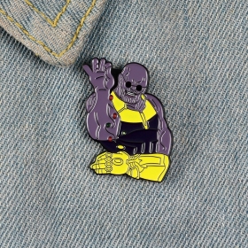 Фиолетовый Танос с перчаткой держит вверх руку пин