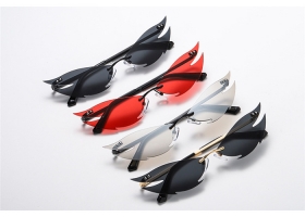 Солнцезащитные очки в форме крыльев с черной оправой