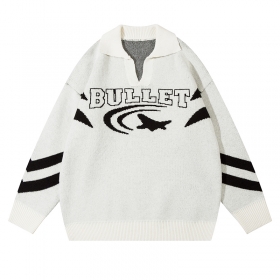С фирменным логотипом свитер от ANBULLET белый с черными полосами