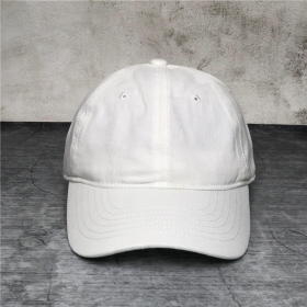 Спортивная белая кепка без принта с плотным козырьком
