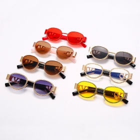 Солнцезащитные очки с овальными линзами в ассортименте разные цвета.