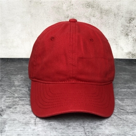 Универсального размера красная кепка с декоративной строчкой