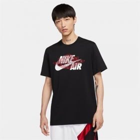 Практичная модель от бренда Nike футболка в черном цвете