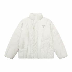 Эффектная белая куртка AAST из искусственной кожи стеганая на молнии