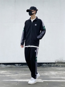 Базовый Adidas чёрного-цвета спортивный костюм на резинке с карманами