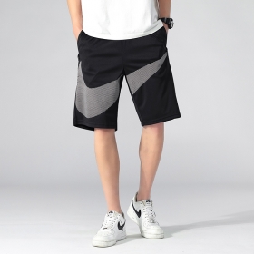 Эластичные чёрные шорты от бренда Nike из быстросохнущего материала