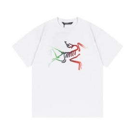 Стильная белая Arcteryx футболка с разноцветным принтом бренда