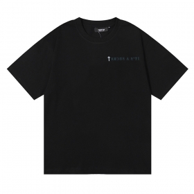 Trapstar чёрная с фирменным логотипом на спине и груди футболка