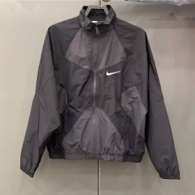 Универсальная ветровка от бренда Nike в темно-сером цвете
