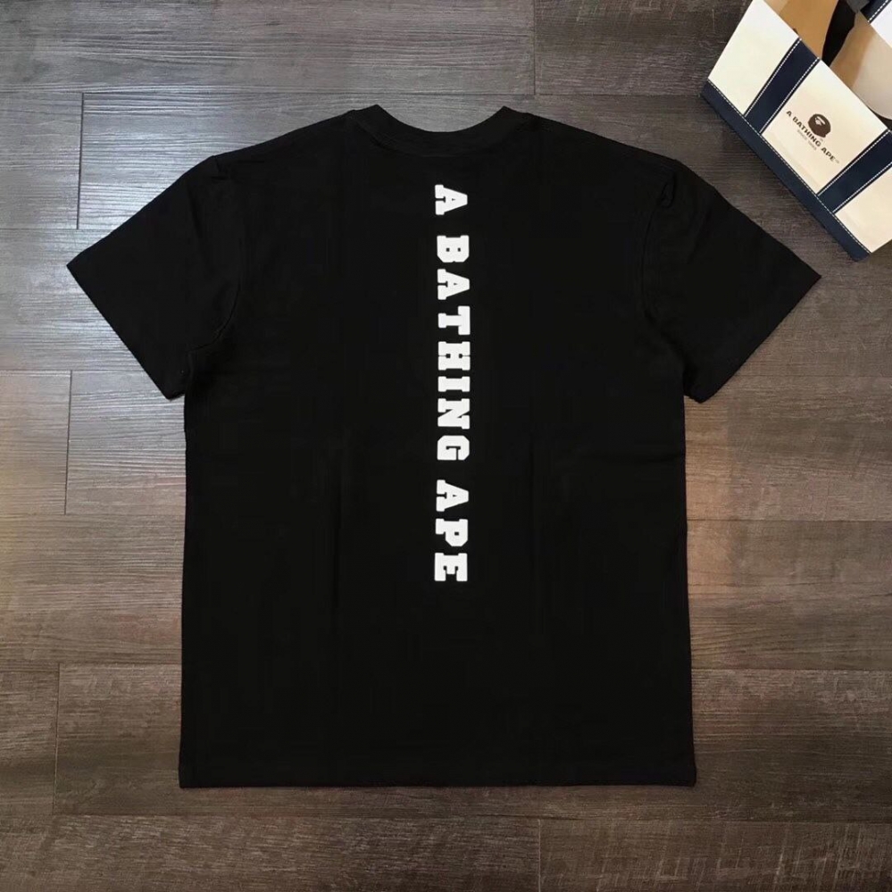 Чёрная футболка A BATHING APE с брендингом на груди и текстом на спине