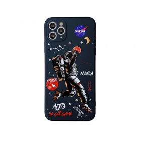 Защитный черный чехол к телефонам iPhone с принтом астронавта с мячом