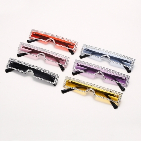 Декоративные очки с узкой цельной линзой в разных цветах