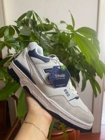 Белые с синими вставками кроссовки New Balance 550 с логотипом оптом