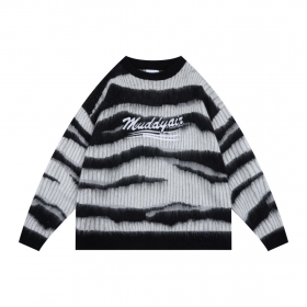 В черно-белую горизонтальную полоску свитер от бренда MUDDY AIR