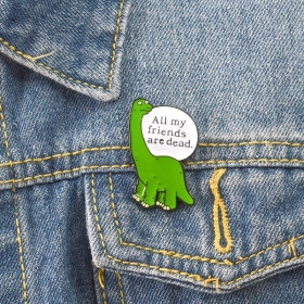 Зеленый пин травоядный динозавр с текстом на белом фоне